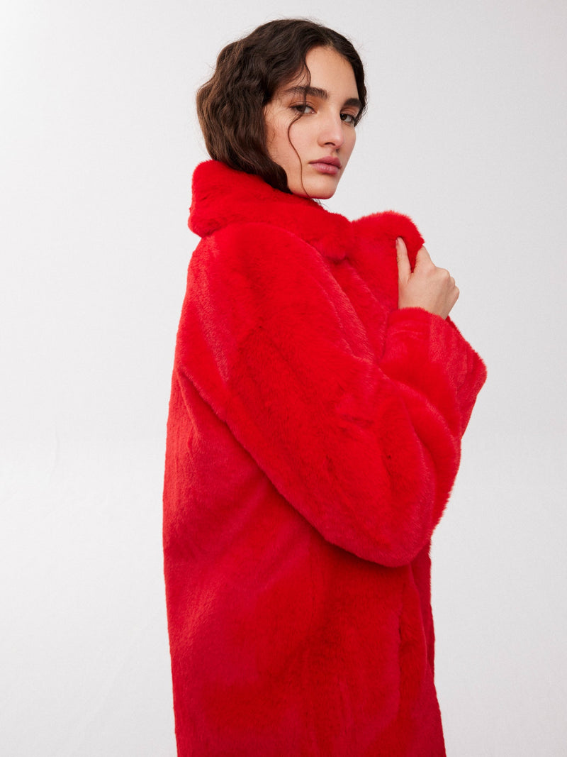 mioh | MOVIE RED - Abrigo mutón faux fur tendencia street style. Pura tendencia vogue FW23. MIOH marca española moda famosas instagramers