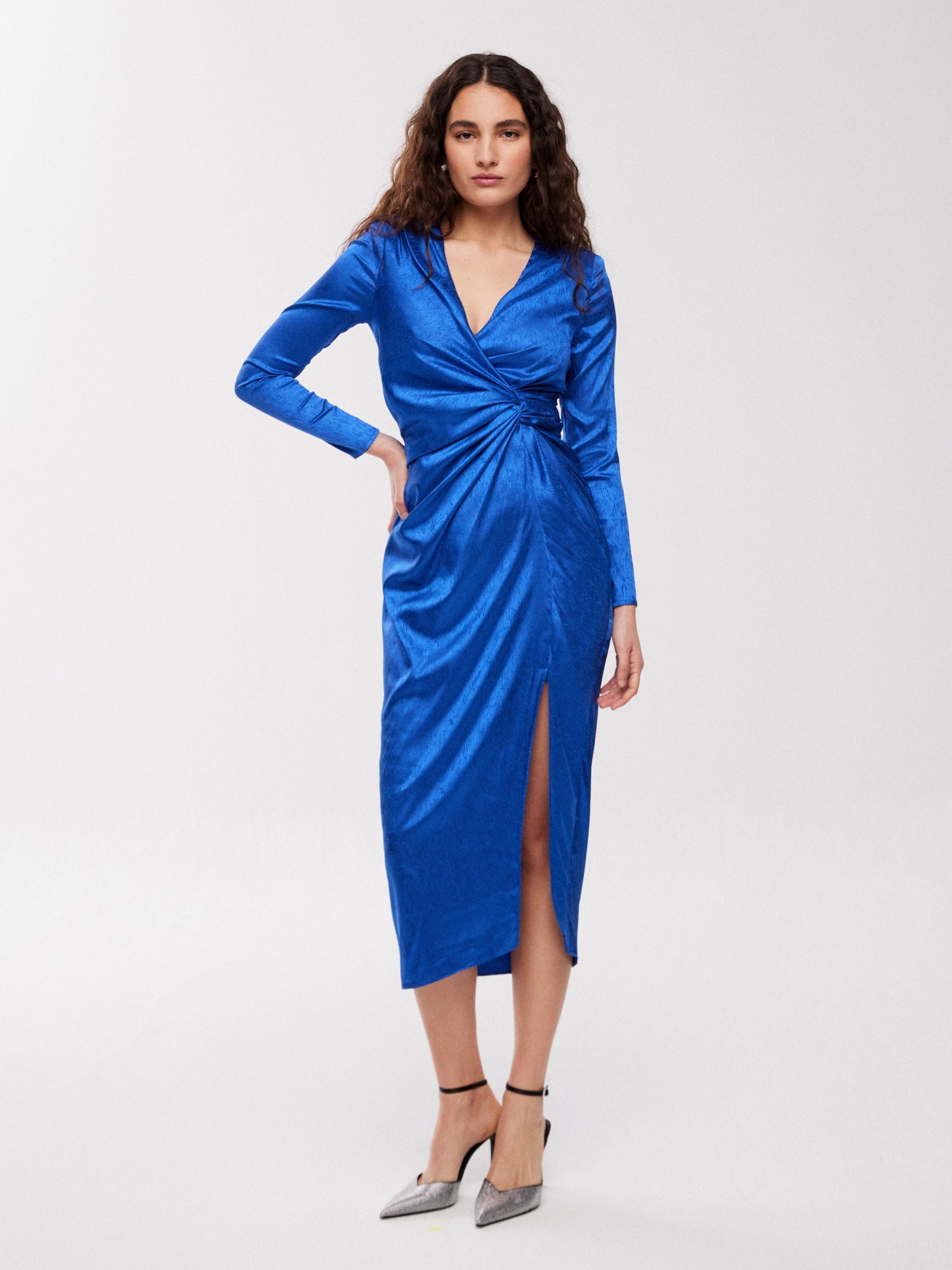 mioh | PACINO BLUE - Vestido Midi con nudo en la cintura en jacquard azul ideal para invitada de boda perfecta, fiesta y eventos esta temporada Otoño Invierno 2023. Nuestros vestidos de jacquard en colores vivos son una de las señas de identidad de MIOH. Pura tendencia FW23 de la mano de MIOH, marca española de vestidos de invitada.