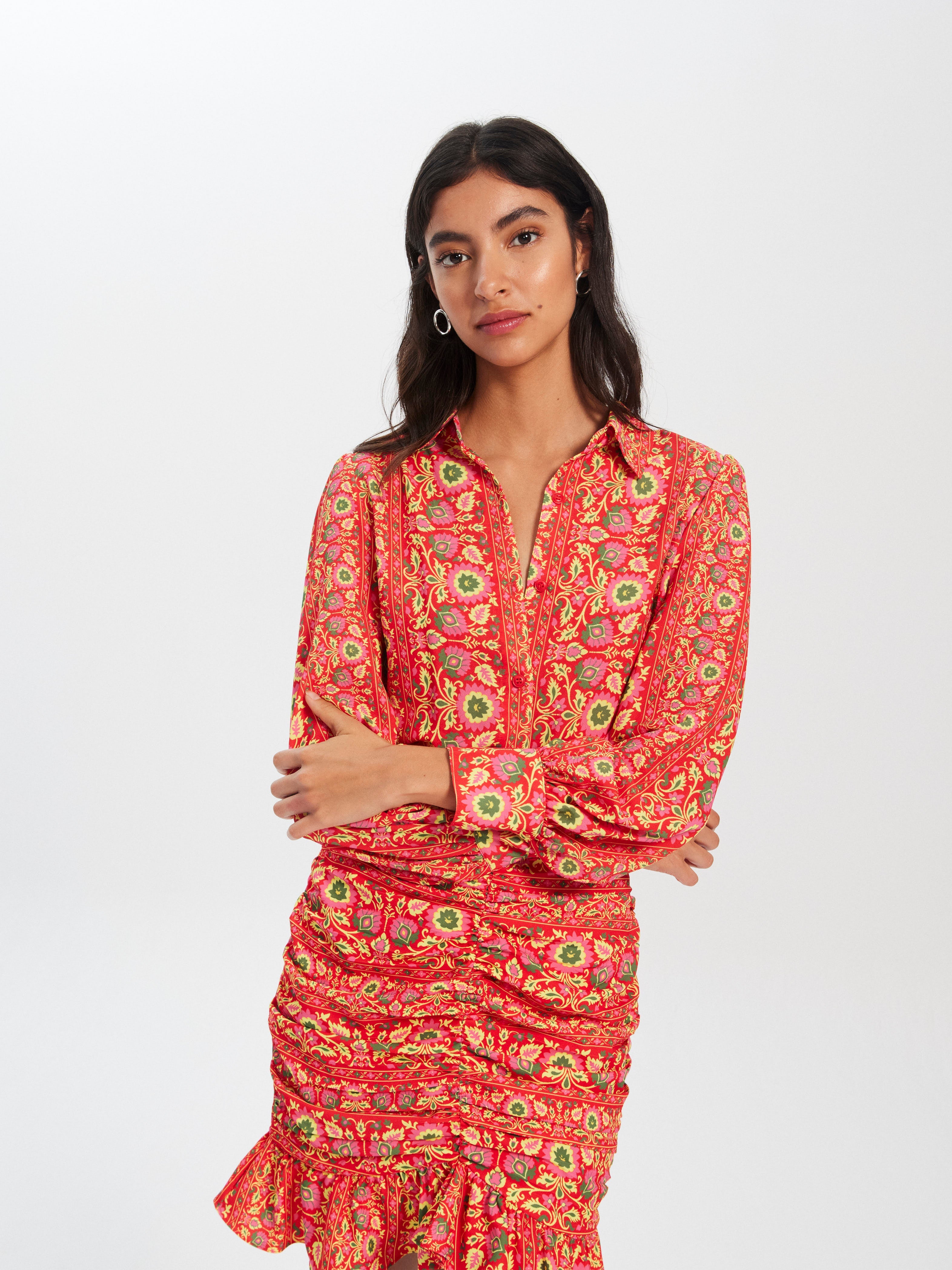 mioh | VICO SKIRT SPRING - Camisa y falda corta drapeada con volante y estampado multicolor para esta temporada Primavera Verano 2023. Si buscas un look fresco, para ponerte una y otra vez esta colección SS23, no dejes de probarte el conjunto VICO. MIOH marca española de vestidos estampados para fiesta y para el día a día.